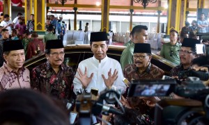 Presiden menjawab wartawa usai acara Pembagian Sertifikat Tanah untuk Rakyat di Pendopo 2 Kantor Bupati Bangkalan, Rabu (19/12). (Foto: BPMI)