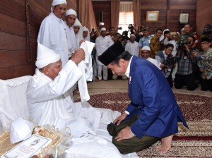 Presiden menerima kalungan sorban bersilaturahmi ke kediaman Syekh Haji Hasyim Al-Syarwani Tuan Guru Babussalam di Kabupaten Langkat, Sabtu (29/12). (Foto: BPMI)