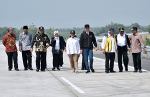 Presiden Jokowi dan Ibu Negara didampingi sejumlah pejabat berjalan kaki mencoba ruas tol Trans Jawa, di Jombang, Jatim, Kamis (20/12) pagi. (Foto: Setpres)