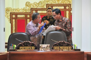 Menko Perekonomian Darmin Nasution berbincang denga Deputi Seskab bidang DKK Yuli Harsono sebelum dimulainya Rapat Terbatas Kabinet, di Kantor Presiden, Jakarta, Rabu (12/12) siang. (Foto: JAY/Humas)