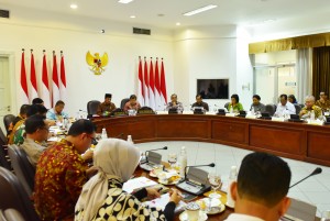 Presiden Jokowi didampingi Wapres memimpin rapat terbatas persiapan Natal dan Tahun Baru 2019, di Kantor Presiden, Jakarta, Jumat (21/12) siang. (Foto: AGUNG/Humas)