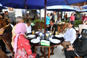 Presiden Jokowi dan Ibu Negara Iriana menikmati sajian kuliner lokal saat beristirahat di rest area KM 597B Tol Ngawi-Kertosono, Kamis (20/12). (Foto: Setpres)