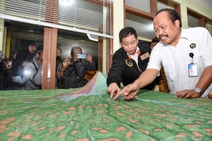 Menteri ESDM Ignasius Jonan meninjau posko pemantauan Gunung Merapi di Pos Pengamatan Kaliurang, Yogyakarta, Rabu (12/12). (Foto: Humas ESDM)
