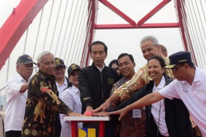 Presiden Jokowi didampingi Ibu Negara Iriana meresmikan beroperasinya 3 ruas tol bagian dari Jalan Tol Trans Jawa, di Jembatan Kali Kuto, Semarang, Jateng, Kamis (20/12) siang. (Foto: OJI/Humas)