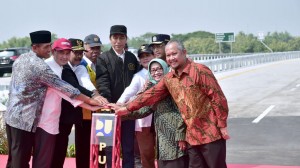 Presiden Jokowi dan Ibu Negara Iriana didampingi sejumlah pejabat menekan sirine tanda peresmian 4 ruas tol Trans Jawa, di Jombang, Jatim, Kamis (20/12) pagi. (Foto: Setpres)