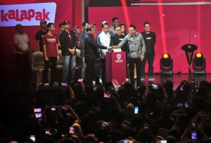 Presiden Jokowi didampingi sejumlah pejabat dan CEO Bukalapak memencet tombol peluncuran Mitra Bukalapak, di Hall B Jakarta Convention Center, Senayan, Jakarta Pusat, Kamis (10/1) malam. (Foto: JAY/Humas)
