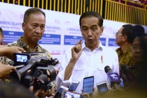 Presiden Jokowi menjawab wartawan usai meluncurkan PKH 2019, di GOR Ciracas, Jakarta Timur, Kamis (10/1) sore. (Foto: OJI/Humas)