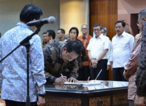 Edy Putra Irawadi menandatangani berita acara pelantikan dirinya sebagai Kepala BP Batam, di kantor Kemenko Perekonomian, Jakarta, Senn (7/1). (Foto: Kemenko Perekonomian)
