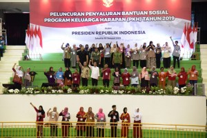 Presiden Jokowi meluncurkan Penyaluran Bantuan Sosial Program Keluarga Harapan (PKH) Tahun 2019, di Gelanggang Olah Raga (GOR) Ciracas, Jakarta Timur, Kamis (10/1) sore. (Foto: OJI/Humas)