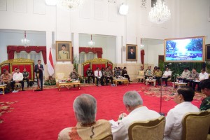 Presiden Jokowi menyampaikan pengantar pada sidang kabinet paripurna, di Istana Negara, Jakarta, Senin (7/1) siang. (Foto: JAY/Humas)