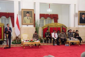 Presiden Jokowi menyampaikan arahan pada sidang kabinet paripurna, di Istana Negara, Jakarta, Senin (7/1) siang. (Foto: OJI/Humas)