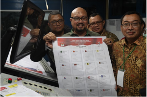 Komisioner KPU Ilham Saputra menunjukkan surat suara Pemilu 2019 yang dicetak perdana di Jakarta, Minggu (20/1). (Foto: Humas KPU)