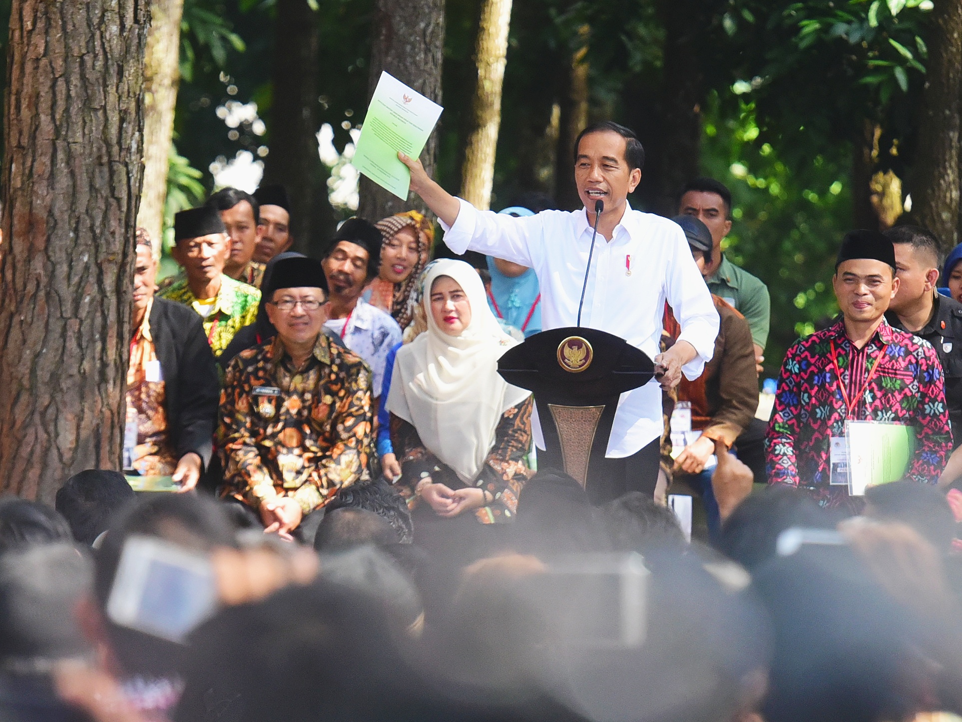 Dulu Untuk Yang Gede-Gede, Presiden Jokowi Serahkan SK Perhutanan ...