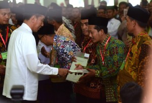 Presiden Jokowi menyerahkan 253 sertifikat wakaf di Masjid Baiturrahman, Kab. Ngawi, Jatim, Jumat (1/2) siang. (Foto: Rahmat/Humas)