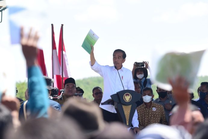 Sekretariat Kabinet Republik Indonesia President Jokowi Distributes