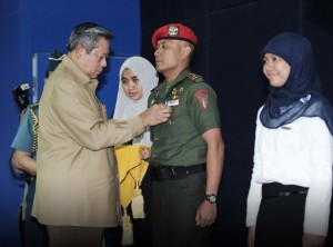 Presiden SBY melepas mahasiswa penerima BPRI Angkatan I, di Sentul, Bogor, Rabu (15/10)