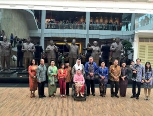 Presiden SBY didampingi Ibu Ani berpose bersama mantan Presiden BJ Habibie, dan kel. mantan Presiden RI, di depan patung 6 Presiden RI, Sabtu (18/10)