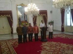 Presiden Jokowi dan Pimpinan DPR menyampaikan konperensi pers seusai bertemu di Istana Merdeka, Minggu (26/10)