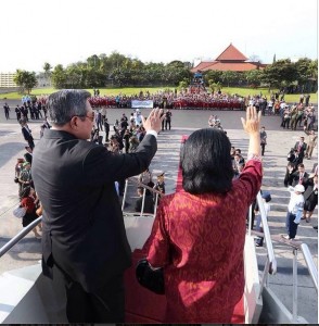 Masyarakat melepas kunjungan terakhir SBY sebagai Presiden ke Bali, Jumat (10/10)