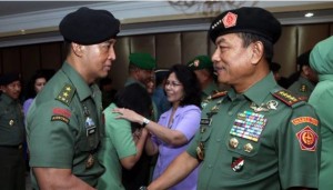 Danpaspampres Mayjen TNI Andika Perkasa menerima ucapan selamat dari Panglima TNI Jendral Moeldoko, Rabu (22/10)