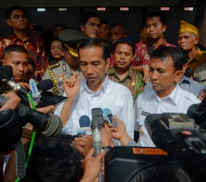Presiden Jokowi menjawab pers di saat meninjau pengungsi Sinabung, Rabu (29/10)