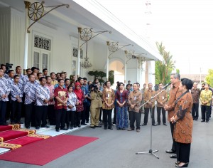 Presiden SBY dan Ibu Ani berpamitan dengan Staff Istana Jogyakarta, Kamis (16/10)
