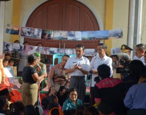 Presiden Jokowi saat berdialog dengan pengungsi Sinabung, Rabu (29/10)