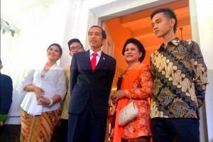 Presiden Joko Widodo, Ibu Negara Iriana, dan putra-putrinya, Senin (20/10)