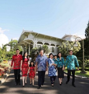 Presiden SBY, Ibu Ani beserta anak, menantu, dan kedua cucunya