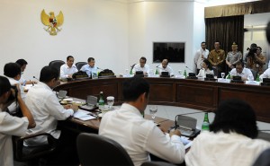 Presiden Jokowi memimpin ratas bidang ekonomi, di kantor Presiden, Jakarta, Kamis (30/10)