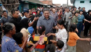 Presiden SBY saat meninjau sebuah daerah