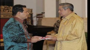 SBY-menerima-laporan-Pemilu-2014-dari-HKamil-Malik-750x422