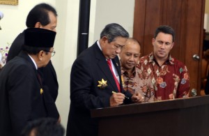 Presiden SBY menandatangani prasasti Lapangan Minyak Bayu Urip, Cepu, Selasa (7/10)