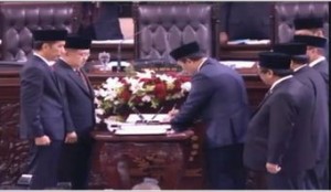 Presiden Jokowi saat menandatangani berita acara pelantikan, di sidang paripurna MPR, Senin (20/10)