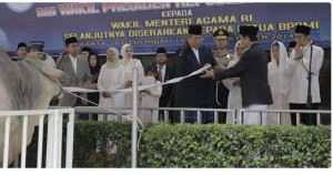 Presiden SBY menyerahkan hewan korbannya di Masjid Istiqlal, Jakarta, Minggu (5/10)