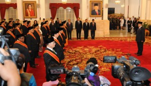 Penganugerahan Tanda Kehormatan Tertinggi RI, di Istana Negara, Jakarta, Senin (13/10)