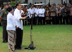 Presiden Jokowi didampingi Ibu Negara, Wapres Jusuf Kalla, saat mengumumkan nama-nama menteri, Minggu (26/10)