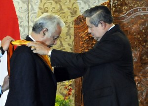 PM Timor Leste Xanana Gusmao terima Bintang Adipurna dari Presiden SBY, di Bali, Jumat (10/10)