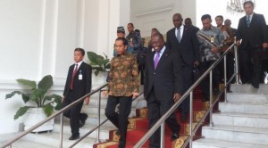 Presiden Jokowi mengantar Wakil Presiden Republik Angola, di Istana Merdeka, Jumat (31/10)