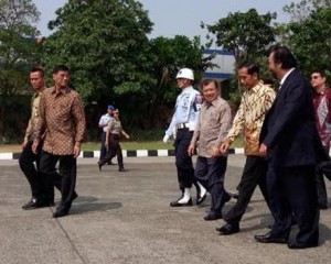 Wapres Jusuf Kalla dan Surya Paloh melepas kunjungan kerja perdana Presiden Jokowi ke luar negeri, Sabtu (8/11). Foto: detik.com
