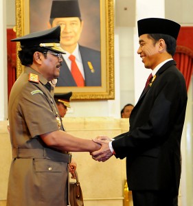 Presiden Joko Widodo memberikan ucapan selamat kepada HM. Prasetyo seusai dilantik sebagai Jaksa Agung, di Istana Negara, Kamis (20/11)