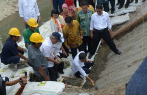 Presiden Jokowin didampingi Ibu Negara Iriana, dan Gubernur Sulsel saat peletakan batu pertama pembangunan waduk di Sidrap, Rabu 5/11)