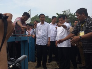 Presiden Jokowi dan Ibu Negara Iriana meninjau jaringan irigasi yang rusak di Mamuju, Sulbar, Kamis (6/11)