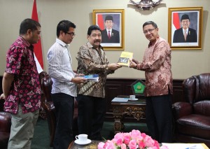 Menteri Agama Lukman Hakim Saifuddin saat menerima Hendardi dari SETARA Institute, di Jakarta, Senin (10/11)