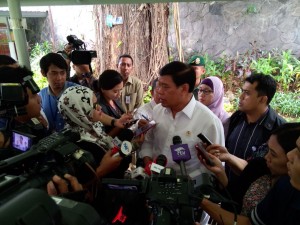 Menko Polhukam Tedjo Edhy Pudijatno menjawab wartawan seusai melapor Presiden Jokowi, di kantor Presiden, Kamis (20/11)
