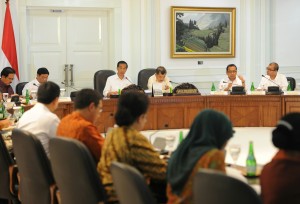 Presiden Jokowi didampingi Wapres Jusuf Kalla memimpin sidang kabinet paripurna, Senin (17/11)