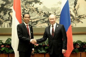 Presiden Jokowi bertemu Presiden Rusia Vladimir Putin, di sela-sela KTT APEC, di Beijing, Senin (10/11)