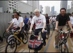 Presiden Jokowi bersama Walikota London dan Gubernur DKI Jakarta mengayuh sepeda di kawasan Thamrin, Jakarta, Minggu (30/11)