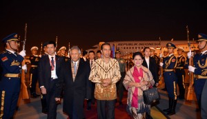 Presiden SBY dan Ibu Negara Iriana tiba di Beijing disambut Dubes RI di RRT, Sabtu (8/11)