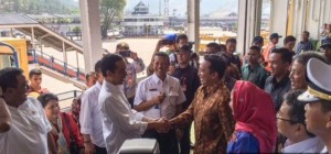 Presiden Jokowi disambut Gubernur Lampung M. Ridho Ficcardo, di atas KM. Portlik III menuju Bakaehuni, Selasa (25/11)